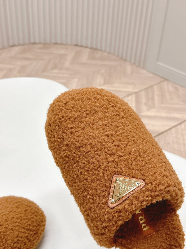 MULES ATTACHED TRIANGLE LOGO IN BRONZE BROWN SHEARLING