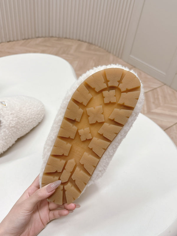 MULES ATTACHED TRIANGLE LOGO IN WHITE SHEARLING