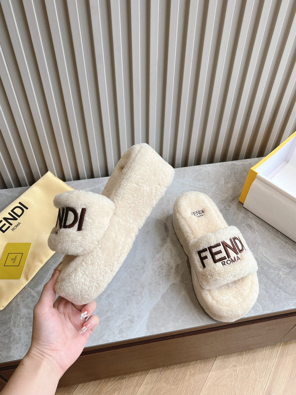 PANTOFOLA FENDI IN PELLICCIA BIANCA CON LOGO MARRONE