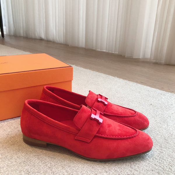 Mocassino Paris in pelle di vitello scamosciata rossa con fibbia distintiva 509350