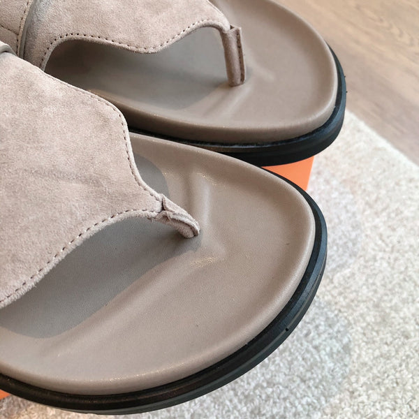 Sandalo Empire in pelle di agnello scamosciata e pelle di capra color talpa