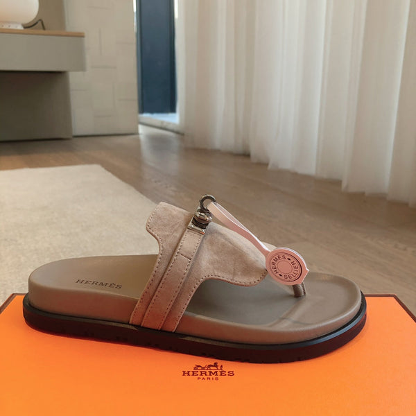 Sandalo Empire in pelle di agnello scamosciata marrone in pelle di capra