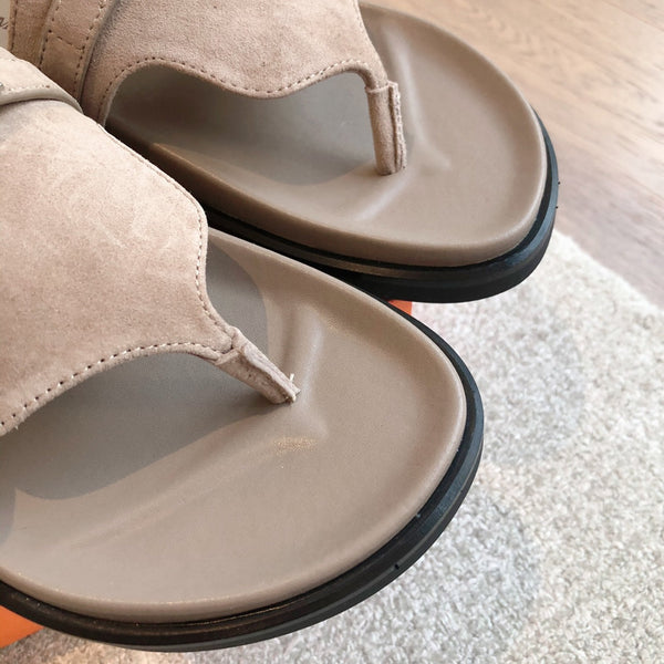 Sandalo Empire in pelle di agnello scamosciata marrone in pelle di capra