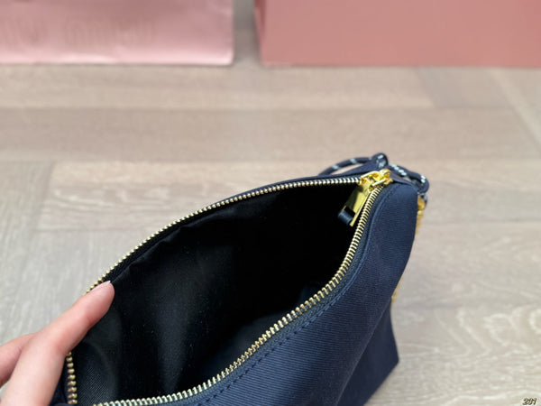 CHAIN SHOULDER BAG 18 IN BLACK FABRIC GOLD HARDWARE