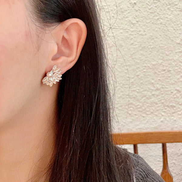 DOUBLE C STUD EARRINGS IN HALF-FLOWER SHAPE WITH PEARL CENTER