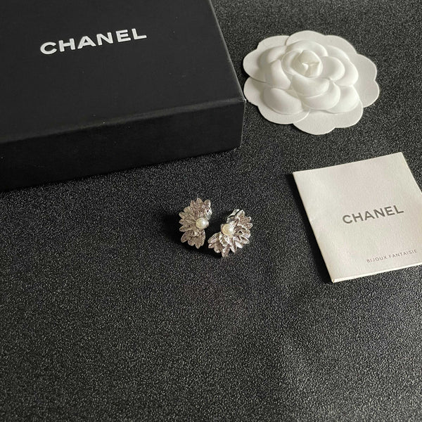 DOUBLE C STUD EARRINGS IN HALF-FLOWER SHAPE WITH PEARL CENTER