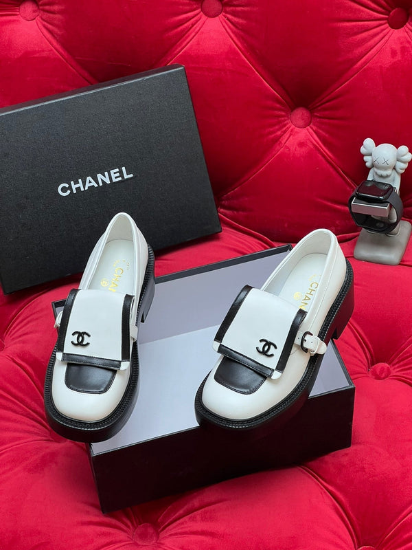 CC MOCCASIN LOAFER IN WHITE MIX BLACK LAMBSKIN