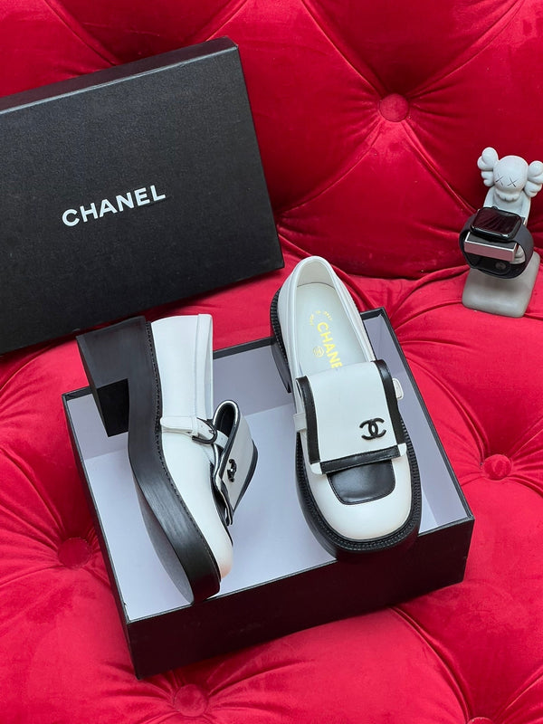 CC MOCCASIN LOAFER IN WHITE MIX BLACK LAMBSKIN