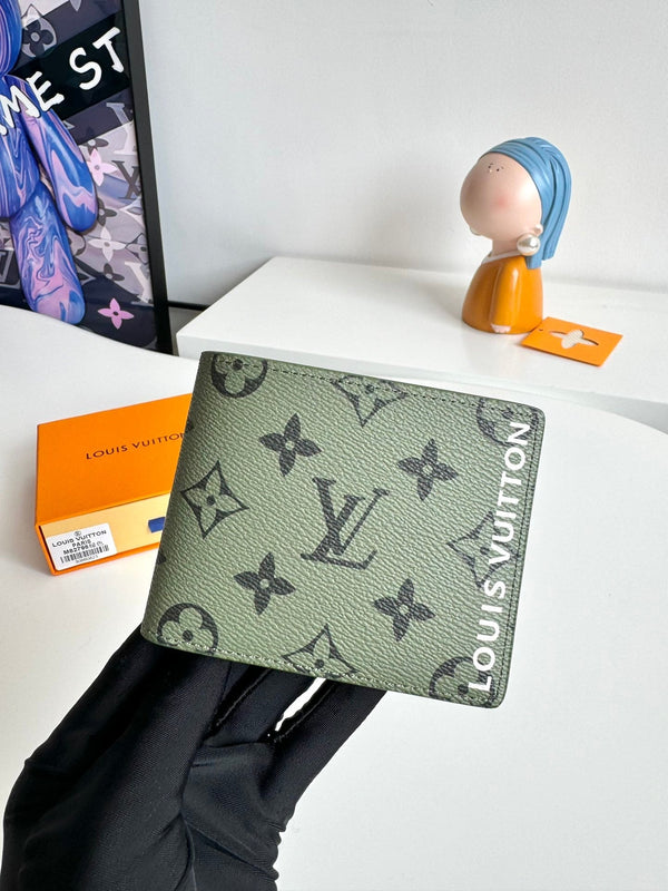 Portafoglio multiplo LV M82798 in tela monogramma verde e rosso 221262