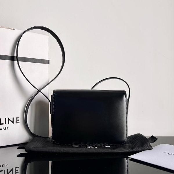 CLASSIQUE TRIOMPHE 22 BLACK SMOOTH CALFSKIN