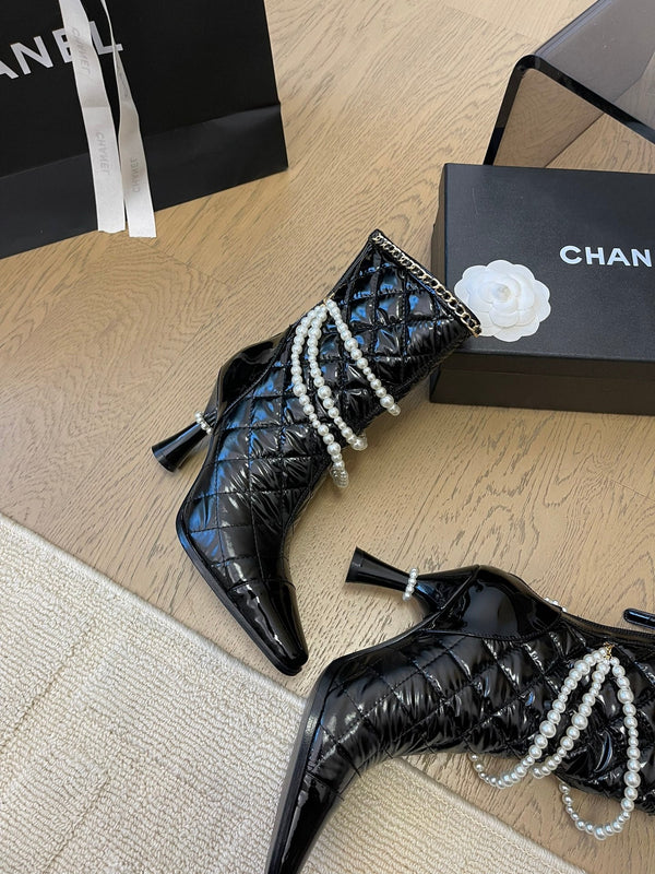 HIGH HEELS 8CM BOOTS IN BLACK CALFSKIN WITH PEARL CHAIN