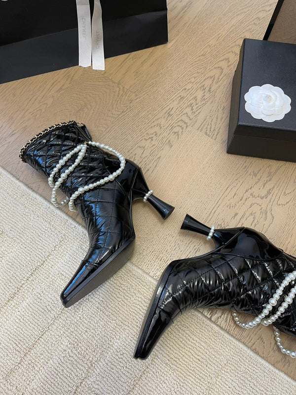 HIGH HEELS 8CM BOOTS IN BLACK CALFSKIN WITH PEARL CHAIN