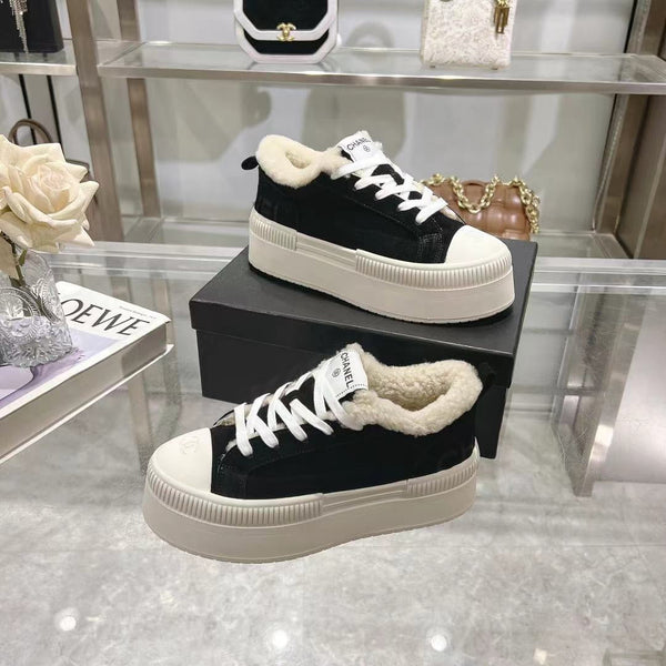 Sneaker CC in pelle scamosciata nera con fodera in lana