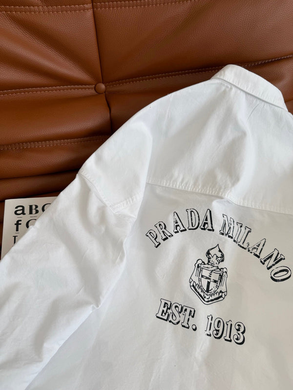 Camicia a maniche lunghe Prada 25 con logo triangolare in cotone bianco