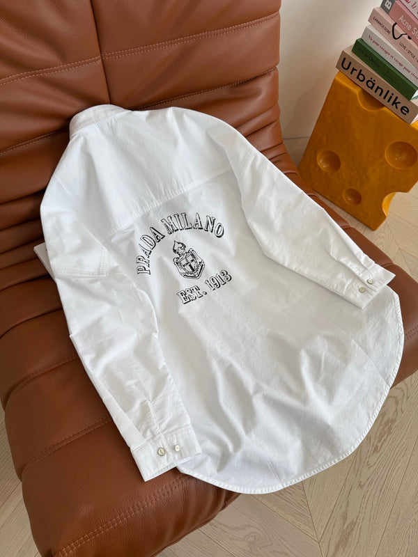 Camicia a maniche lunghe Prada 25 con logo triangolare in cotone bianco