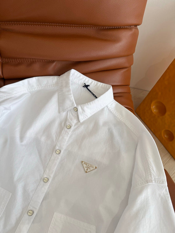 Camicia a maniche lunghe Prada 25 con logo triangolare in cotone bianco