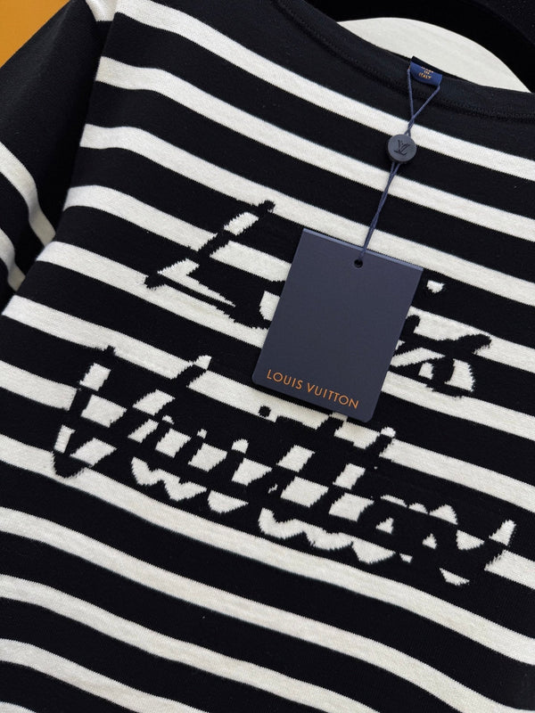 LV 25 Maglia monospalla in jacquard con lettere a righe, nera, bianca, in cotone e poliestere