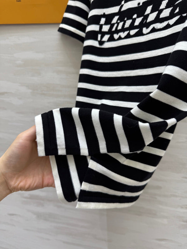 LV 25 Maglia monospalla in jacquard con lettere a righe, nera, bianca, in cotone e poliestere