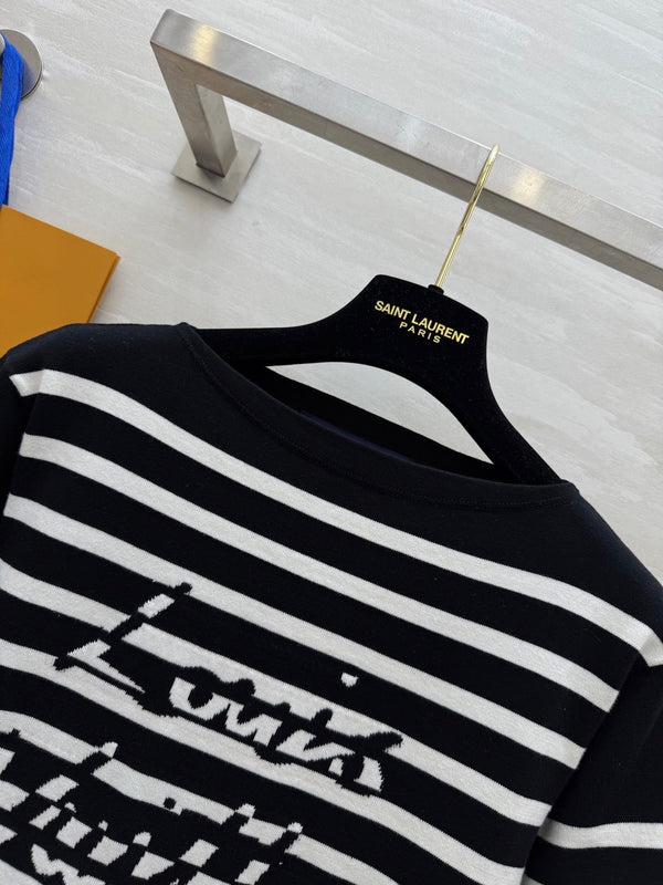 LV 25 Maglia monospalla in jacquard con lettere a righe, nera, bianca, in cotone e poliestere