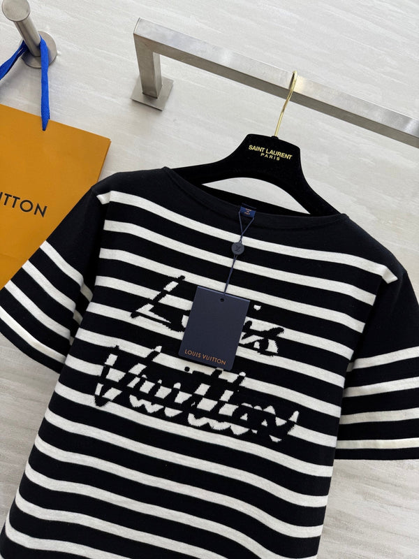 LV 25 Maglia monospalla in jacquard con lettere a righe, nera, bianca, in cotone e poliestere