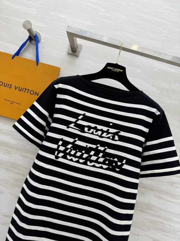 LV 25 Maglia monospalla in jacquard con lettere a righe, nera, bianca, in cotone e poliestere