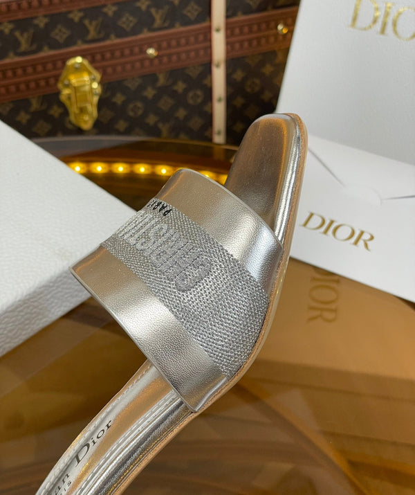 cd slide 45 pelle di vitello metallizzata argento cotone ricamato