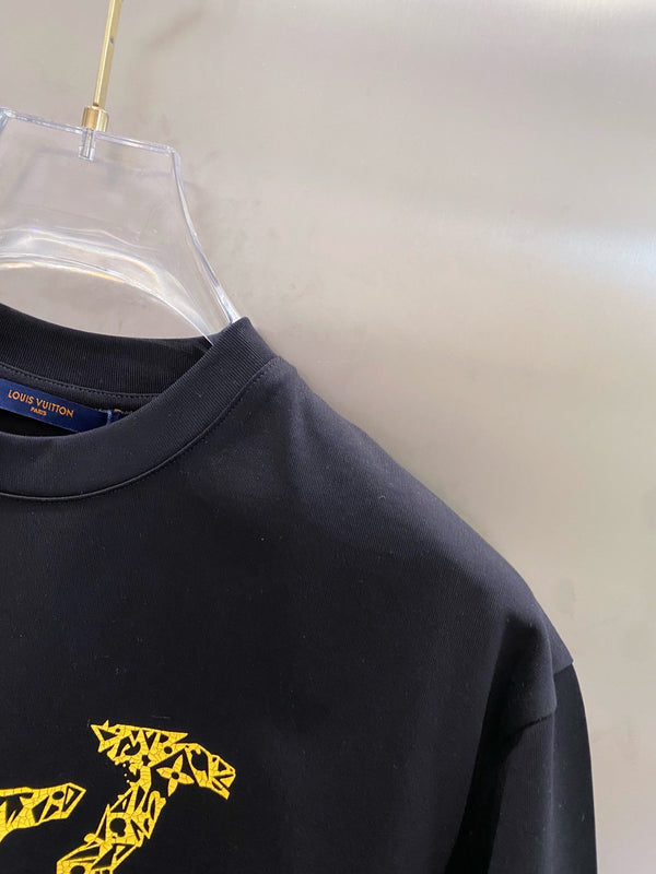 T-SHIRT IN COTONE NERO LV LOGO GIALLO 238821