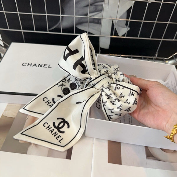 Elastico per capelli in seta bianca stropicciata 432868