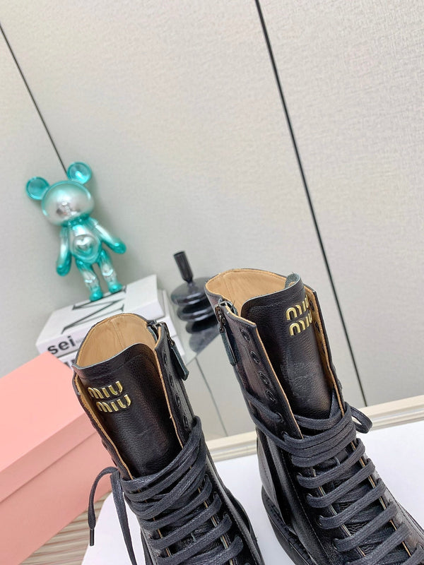Stivaletti Miu in pelle con lacci in vacchetta nera