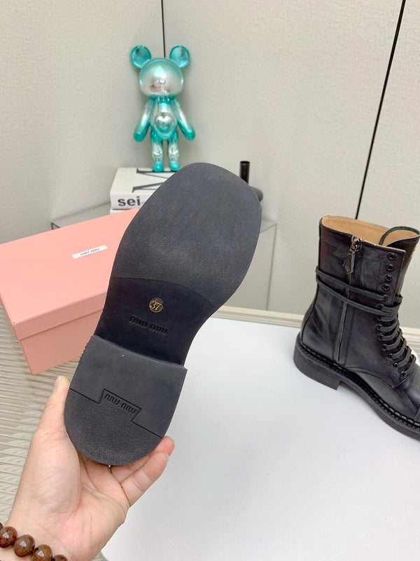 Stivaletti Miu in pelle con lacci in vacchetta nera