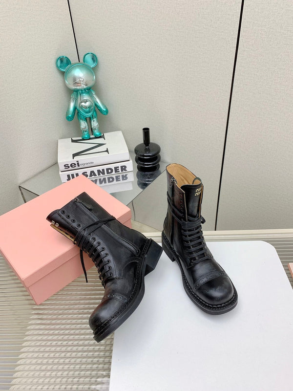 Stivaletti Miu in pelle con lacci in vacchetta nera