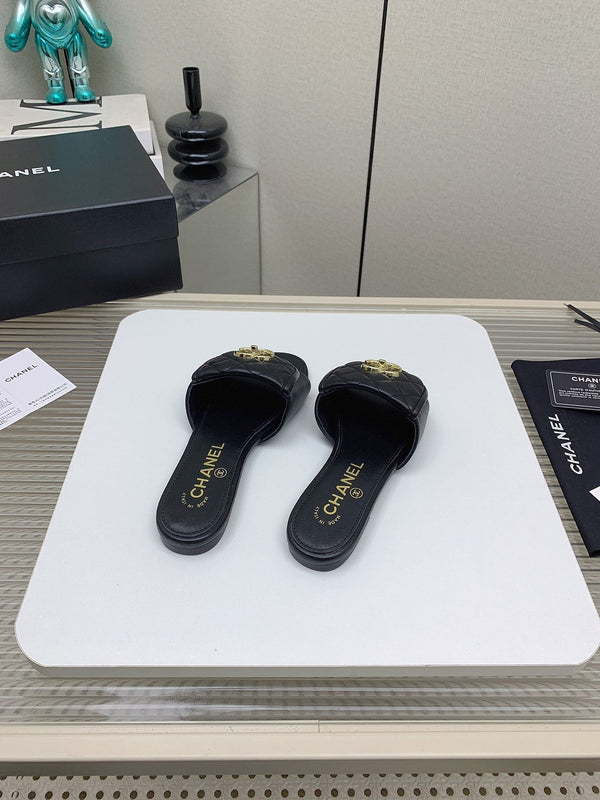 CC Slippers In Black Quilted Lambskin 148959