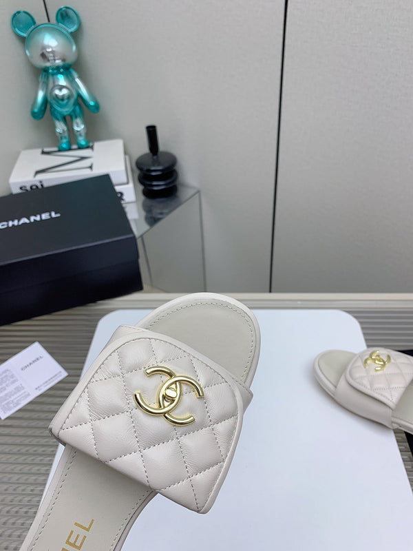 CC Slippers In White Quilted Lambskin 148961