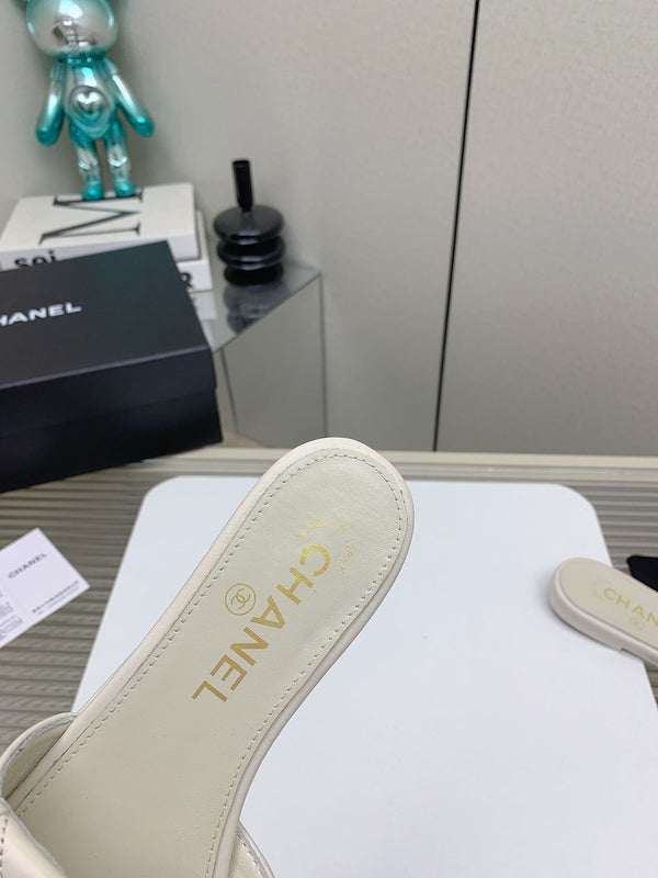 CC Slippers In White Quilted Lambskin 148961