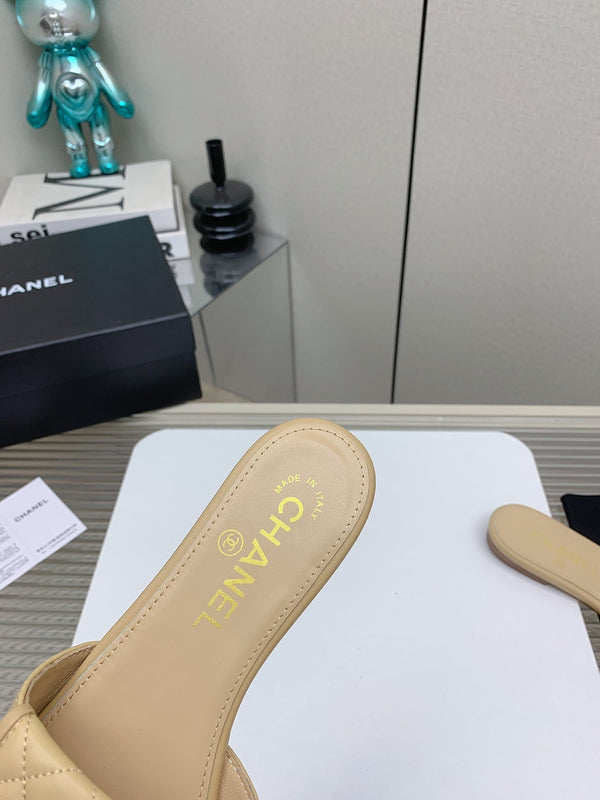 CC Slippers In Beige Quilted Lambskin 148963