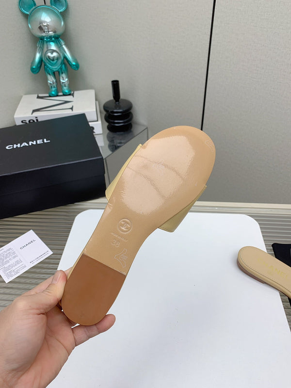 CC Slippers In Beige Quilted Lambskin 148963