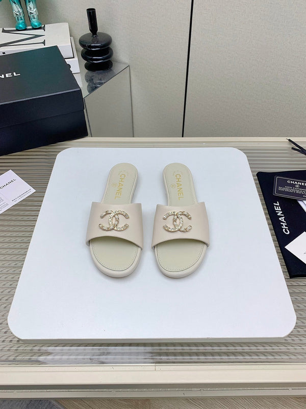 CC Slippers In White Lambskin 148993