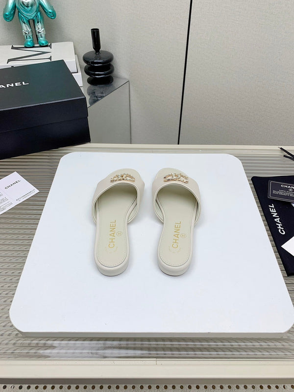 CC Slippers In White Lambskin 148993