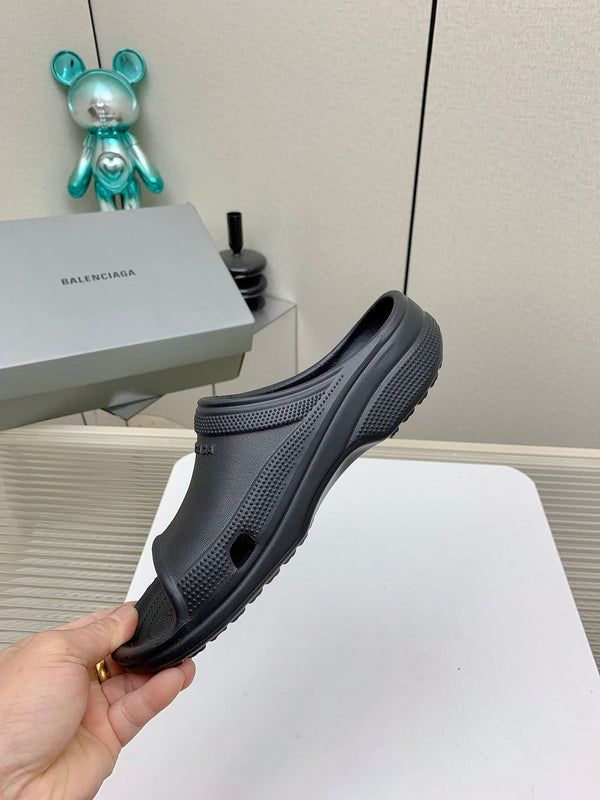 POOL CROCS IN BLACK RUBBER