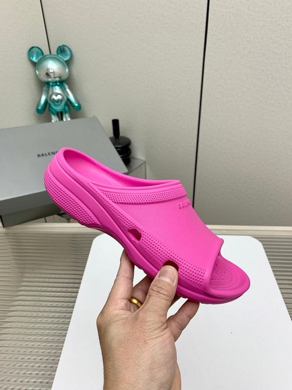 POOL CROCS IN HOT PINK RUBBER