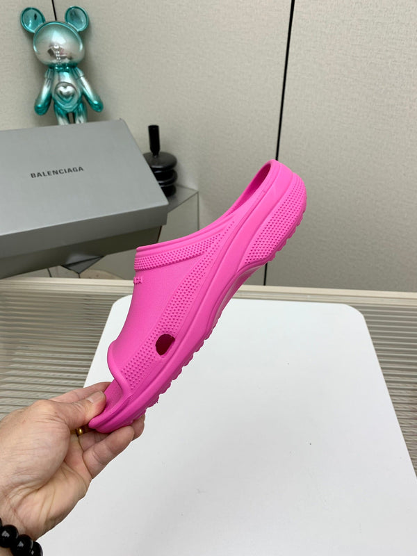 POOL CROCS IN HOT PINK RUBBER