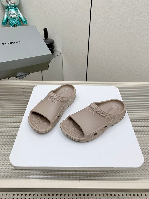 POOL CROCS IN HILLARY BROWN RUBBER