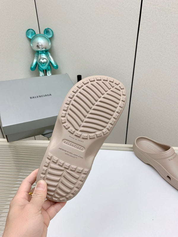 POOL CROCS IN HILLARY BROWN RUBBER