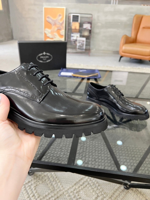 SCARPE ALLACCIATE PRA IN PELLE DI VITELLO NERA LUCIDA