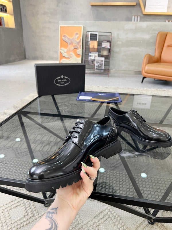 SCARPE ALLACCIATE PRA IN PELLE DI VITELLO NERA LUCIDA