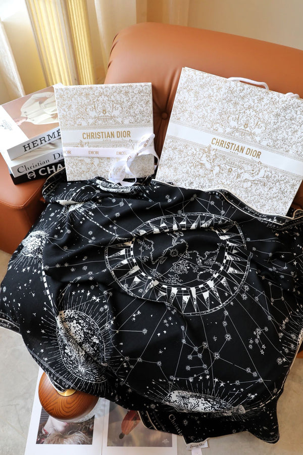 SCIARPA QUADRATA 140 CM IN SETA MIX NERO BIANCO MONOGRAMMA 393136