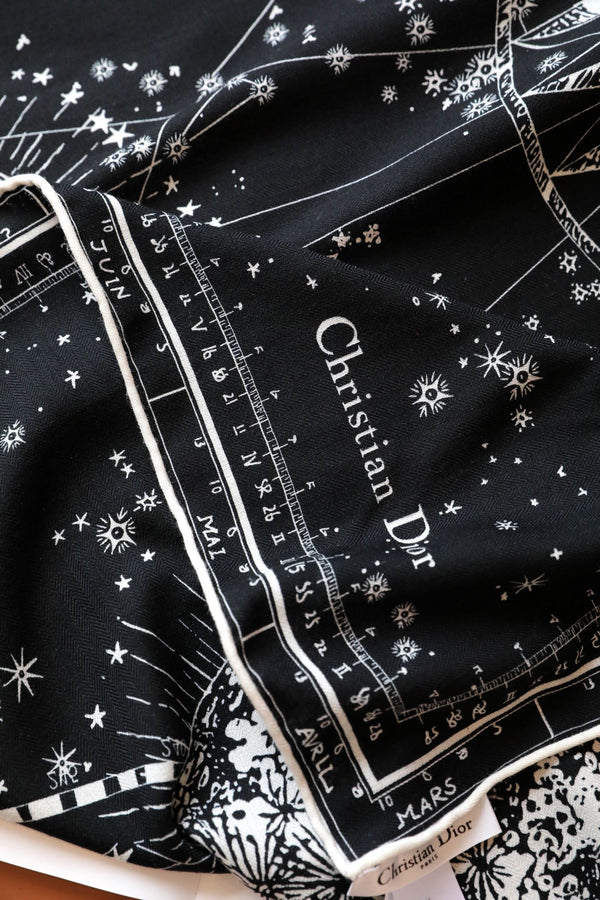 SCIARPA QUADRATA 140 CM IN SETA MIX NERO BIANCO MONOGRAMMA 393136