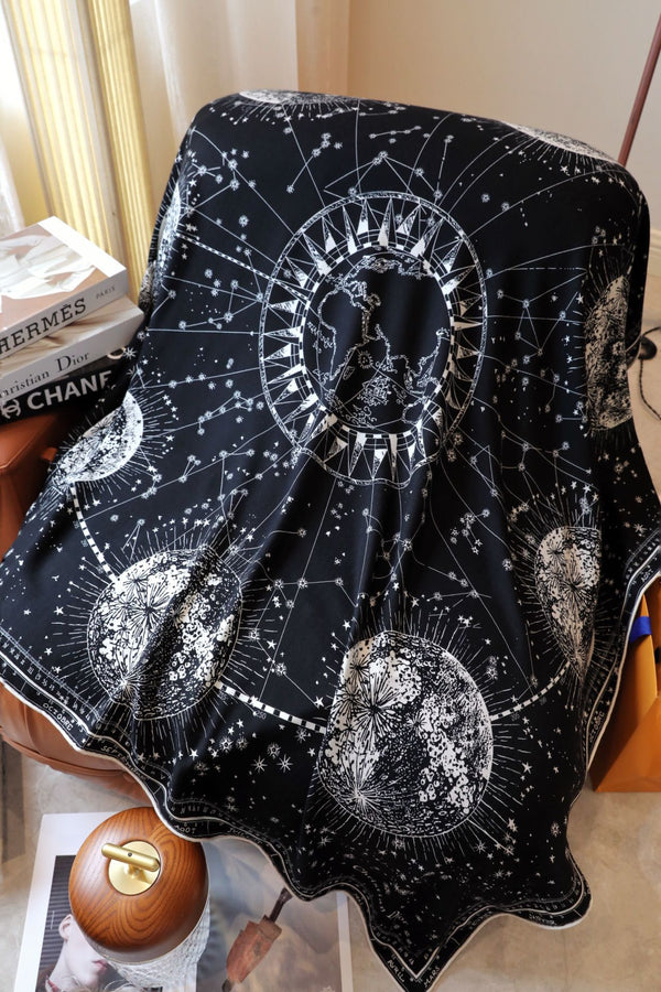 SCIARPA QUADRATA 140 CM IN SETA MIX NERO BIANCO MONOGRAMMA 393136