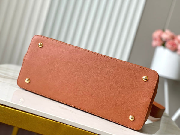 CAPUCINES SOUPLE GM 38 IN PELLE DI VITELLO COGNAC FERRAMENTA ORO