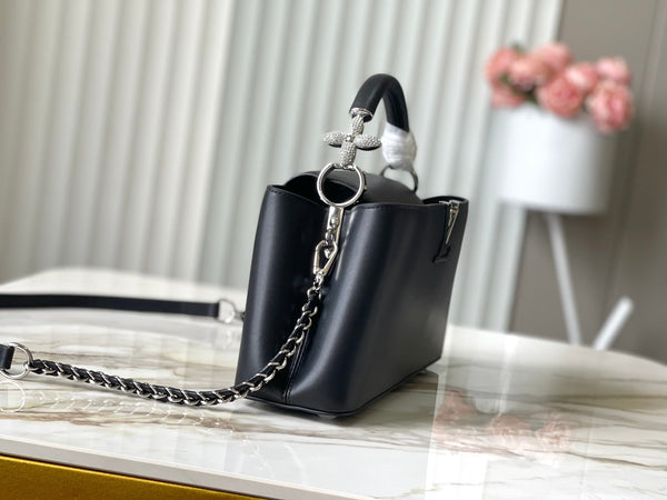 CAPUCINES EAST-WEST 30 IN PELLE DI MONTONE NERA CON CRISTALLI E FERRAMENTA IN ARGENTO